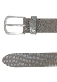Harmaa synteettinen vyö krokotiilikuosisella pinnalla, metallinen hopeanvärinen solki ja siihen sopiva lenkki. Vyö on sileäpintainen ja siinä on useita reikiä.