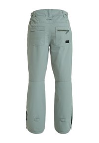 Lichtgroene sneeuwbroek met een gladde textuur, een ritszak en verstelbare onderbenopeningen met versterkte stiksels.