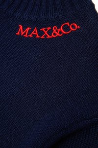 Maglione a maglia blu navy con colletto a coste, con logo "MAX&Co." ricamato in rosso. Texture morbida e design aderente.