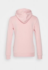 Sudadera con capucha rosa de manga larga, hecha de una tela suave. Presenta una capucha ceñida y puños y dobladillo acanalados. Diseño simple de color sólido.