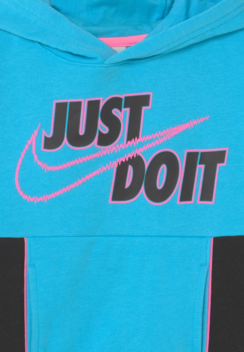 Hoodie in felblauwe katoen met zwarte accenten, featuring een gedurfde zwart-pink "JUST DO IT" grafiek en een gestructureerde Nike swoosh.