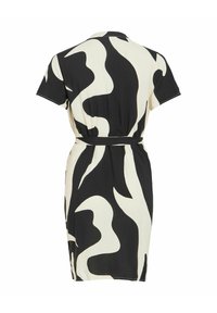 Knelang kjole med korte ermer, med abstrakte svarte og hvite svingmønstre og et innsnevret midjebelte, vist bakfra.