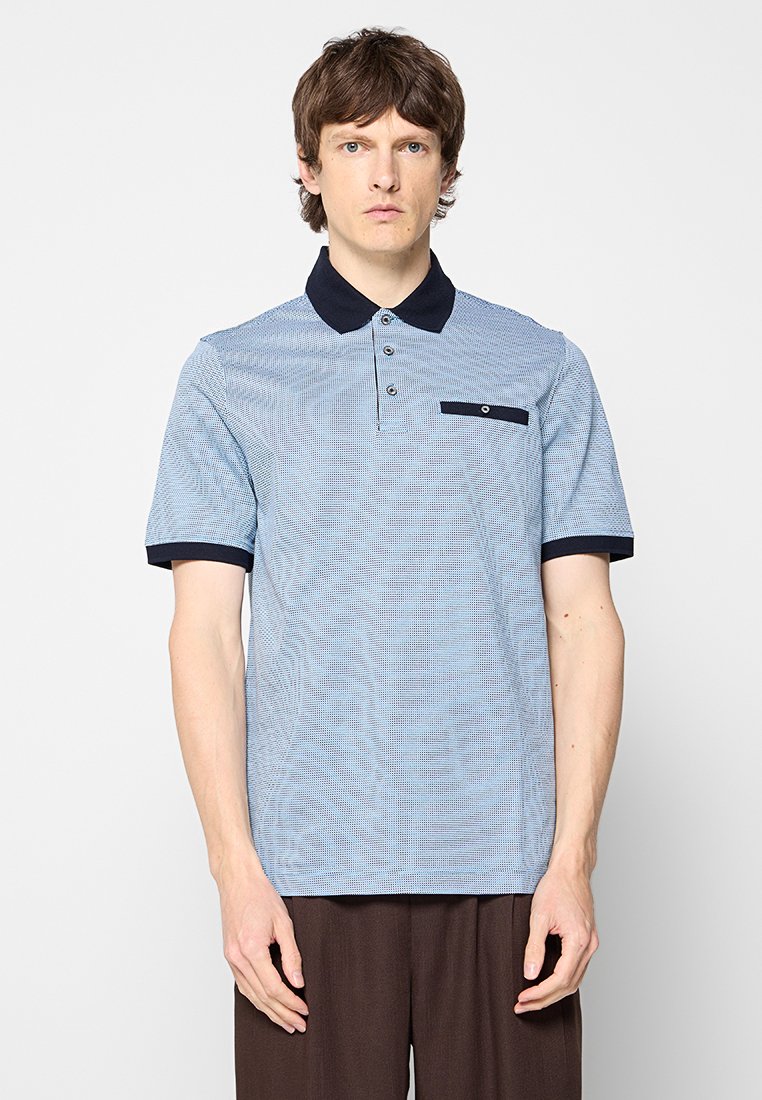 Polo à manches courtes en bleu clair avec un motif texturé, col et poignets navy, patte de boutonnage à trois boutons, et une poche poitrine.