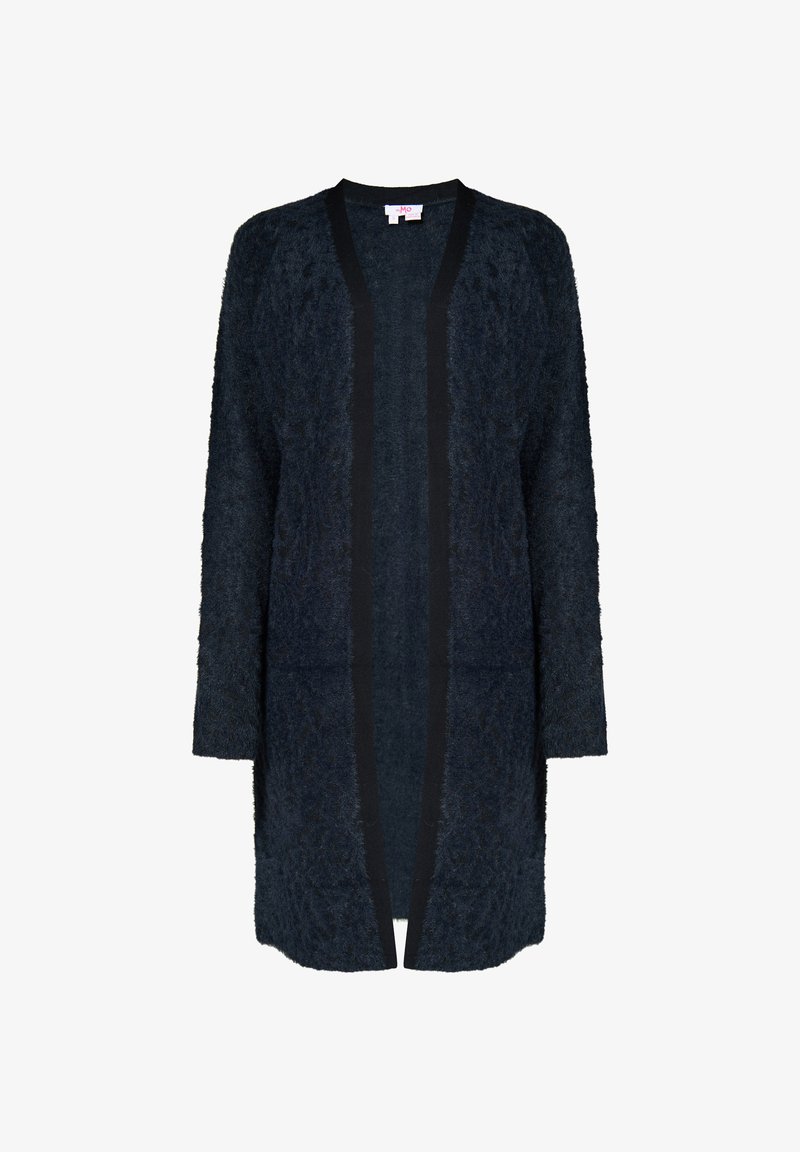 Pikk tumesinine kardigan, mis on valmistatud tekstuursetest kangast, musta äärega avatud ees ning pikkade varrukatega. Ei ole nähtavaid kinnitusi.