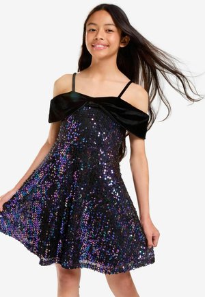 Schwarzes Paillettenkleid mit tailliertem Oberteil und ausgestelltem Rock, das über einen schulterfreien Samt-Ausschnitt und schimmernde mehrfarbige Pailletten verfügt.