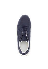 Der marineblaue Mesh-Sneaker verfügt über eine abgerundetete Zehenpartie, einen gepolsterten Schuhkragen und eine kontrastierende weiße Sohle. Die Schnürsenkel und dezente texturierte Akzente runden das Design ab.