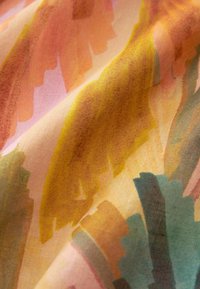 Tessuto multicolore con motivi di foglie astratte in tonalità di rosa, giallo e verde; leggero e di texture con un aspetto morbido e traslucido.