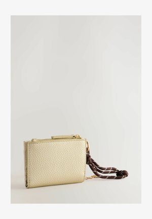 Portafoglio in similpelle dorata e testurizzata con chiusura a zip e un accento di corda marrone. Forma rettangolare compatta con un piccolo attacco per portachiavi.