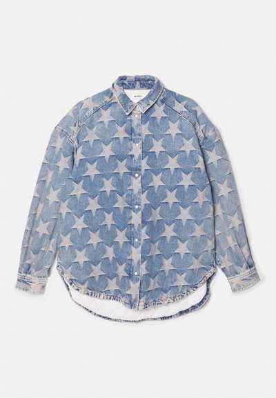 Denim srajca z dolgimi rokavi, gumbom spredaj, ovratnikom in svetlimi zvezdnimi vzorci po celotni tkanini.
