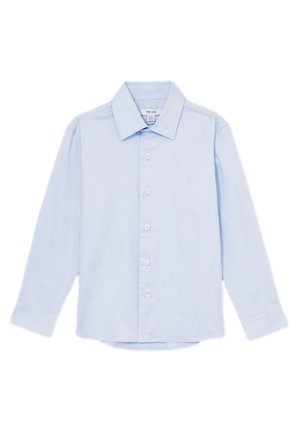 Camisa azul claro de manga larga con botones, cuello puntiagudo, cinco botones delanteros y dobladillo ligeramente curvado.