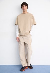 Carhartt WIP GARRISON PANT - Džíny Relaxed Fit - tonic stone dyed