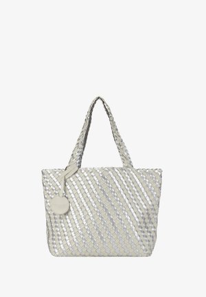 Woven Tote-Bag in Creme- und silbernen Farbtönen, mit doppelten Griffen, einem runden Anhänger und einer strukturierten Form mit strukturierten Oberflächenmustern.