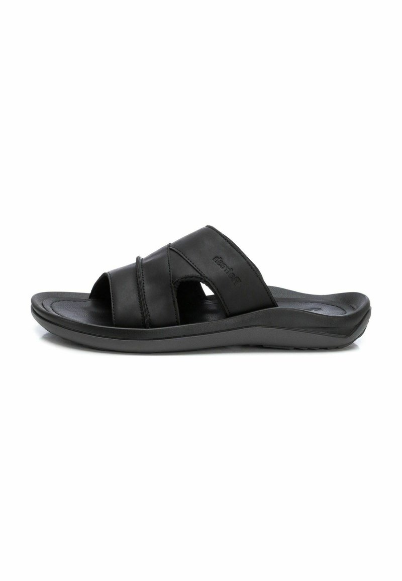 Sandalia plana negra con parte superior de cuero y tres tiras cruzadas, suela acolchada y textura suave. Ideal para uso casual.