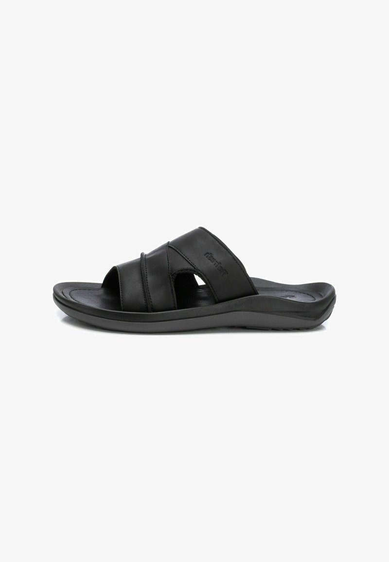 Sandalia plana negra con parte superior de cuero y tres tiras cruzadas, suela acolchada y textura suave. Ideal para uso casual.