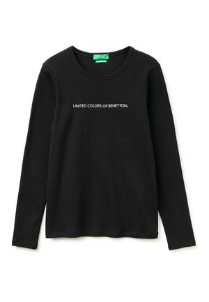 Schwarzes Langarmshirt mit Rundhalsausschnitt und weißem Text "UNITED COLORS OF BENETTON." mittig auf der Brust sowie grünem Markenzeichen innen am Kragen.