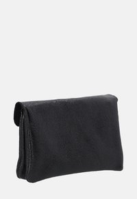 Sort læder clutch pung med en struktureret overflade, rektangulær form og blød fold-over design. Ingen synligt hardware eller accenter.