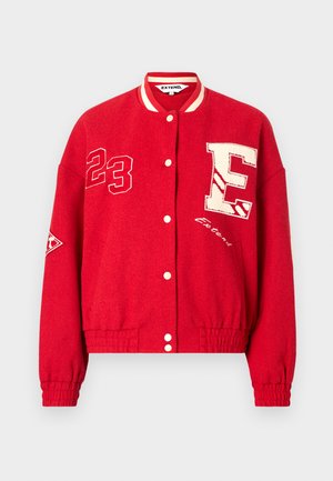 Raudona sportinė striukė su tekstūra, su baltais siuviniais "E" ir "23", prispaudžiamais mygtukais, elastinėmis rankovėmis ir juosmeniu.