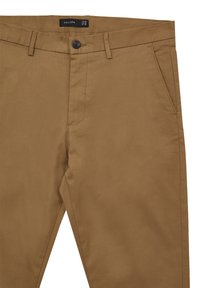 Pantaloni di cotone marroni con una texture liscia, chiusura con bottone e tasche frontali oblique. L'etichetta riporta "Calliope."