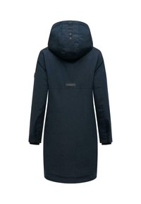 Marineblauwe lange parka met capuchon, gekenmerkt door een gladde textuur, drukknopen aan de voorkant en een label op de achterkant gestikt. Lange mouwen en een rechte snit.