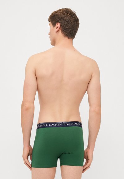 Zeleni bombažni bokserice z mornarsko modrim pasom, na katerem je napis "POLO RALPH LAUREN". Dressed dizajn, gladka tekstura in prilegajoč kroj.