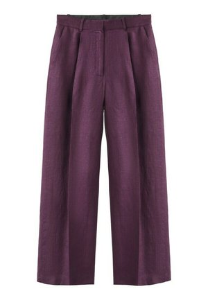 Pantalon large violet avec passants pour ceinture, plis à l'avant et poches latérales, en tissu texturé.