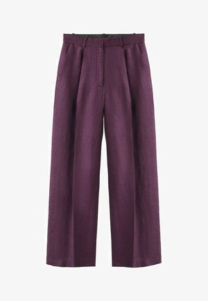 Fioletowe spodnie o szerokich nogawkach z szlufkami na pasek, plisami z przodu oraz bocznymi kieszeniami, wykonane z tkaniny o fakturze.