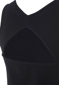 Schwarzes, geripptes Tanktop mit V-Ausschnitt und Ausschnitt-Design auf dem Rücken. Die Textur ist glatt und hat eine figurbetonte Silhouette.