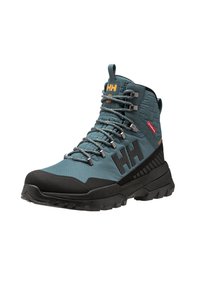 Bota de senderismo azul y negra con un upper sintético texturizado, punta de goma y cordones multicolores. Presenta una suela con tacos para mayor tracción.