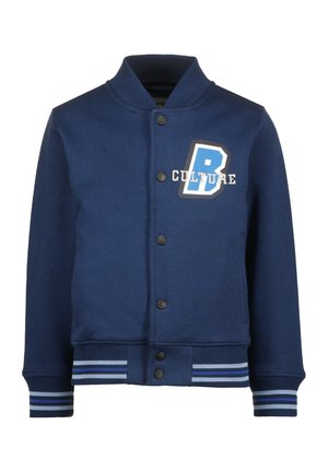 Veste universitaire bleu marine avec col, fermeture à boutons et poignets à rayures blanches. Présente un graphique "B" et le mot "CULTURE" en couleurs contrastantes.