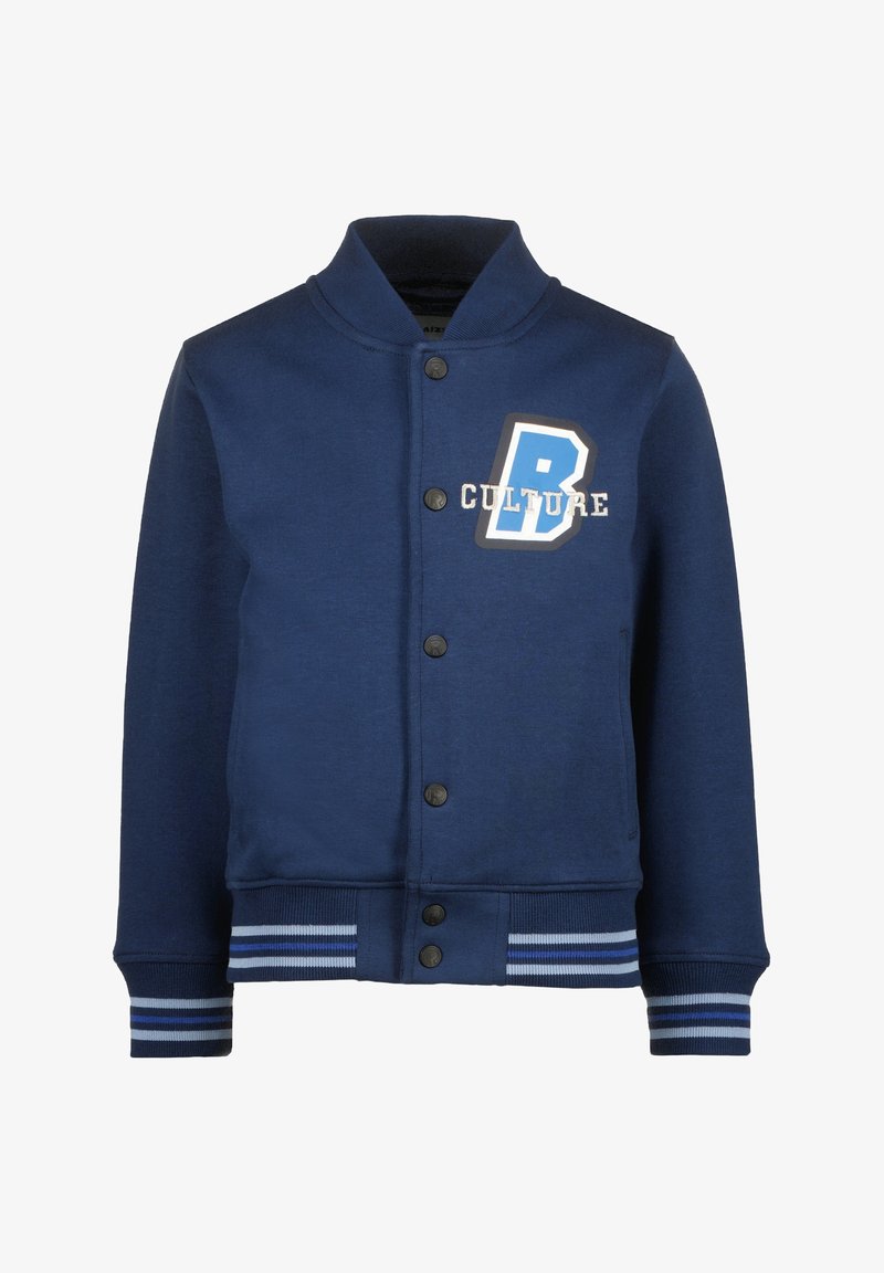 Veste universitaire bleu marine avec col, fermeture à boutons et poignets à rayures blanches. Présente un graphique "B" et le mot "CULTURE" en couleurs contrastantes.