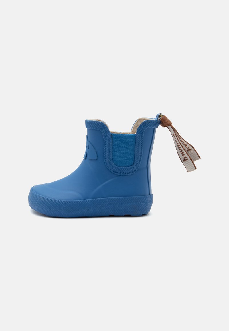 Botte de pluie bleue en caoutchouc pour la cheville, avec semelle texturée, panneau latéral élastique et languette en tissu marron avec texte sur fond clair.