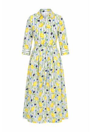 Biała sukienka midi z żółtym nadrukiem cytryny, czarnej oliwki i niebieskich kwiatów, z rękawami do połowy przedramienia, kołnierzykiem, zapinana na guziki z przodu oraz z paskiem do wiązania w talii.
