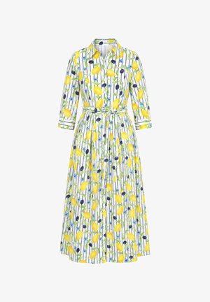 Biała sukienka midi z żółtym nadrukiem cytryny, czarnej oliwki i niebieskich kwiatów, z rękawami do połowy przedramienia, kołnierzykiem, zapinana na guziki z przodu oraz z paskiem do wiązania w talii.
