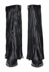 Stivali neri al ginocchio in pelle, con dettagli di frange verticali lunghe, punte affusolate e tacco spesso. Texture liscia con finitura opaca.