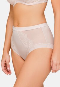 Hochgeschnittene, nude-farbene Panty aus weichem Stoff mit Spitzen-Mesh-Einsätzen an den Seiten, ausgestattet mit einem glatten Bund und sanftem Glanz.