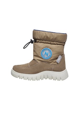 Stivale invernale tan per bambini con suola bianca, parte superiore imbottita, chiusura con coulisse e logo circolare blu sul lato.