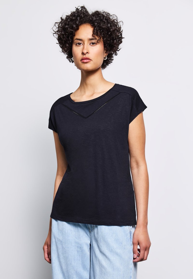 Svart kortärmad t-shirt med en rundad halsringning och en V-formad utskärning. Tillverkad av mjukt tyg med en avslappnad passform.