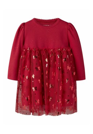 Czerwona sukienka z długimi bufkami, prążkowanym topem i przezroczystą spódnicą z tiulu ozdobioną wzorami motyli z złotego folii. Teksturowany dół podkreśla projekt.