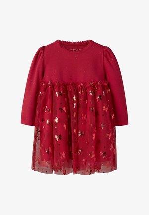 Rød kjole med lange pufærmer, en ribbet top og en gennemsigtig tylskørt med mønstre af guldfolie-sommerfugle. Texturet kant fremhæver designet.