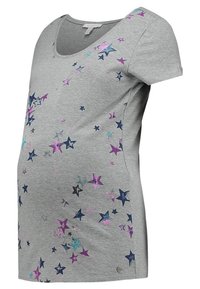 Camiseta de maternidad gris con escote redondeado y mangas cortas. Decorada con estampados de estrellas multicolores en varios tamaños, incluyendo acentos metálicos.