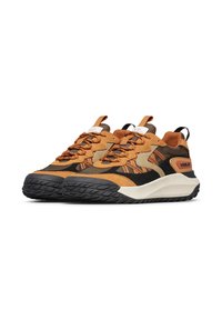 Sneaker arancioni e neri con una tomaia testurizzata, dotate di un colletto imbottito, accenti beige a contrasto e una suola in gomma nera robusta.