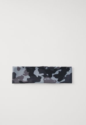 Zwarte en grijze camouflage hoofdband van zacht, rekbaar stof, met een gladde textuur en een platte, rechthoekige vorm.