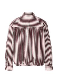 Gestreifte Bluse mit einem burgunder- und weißen Muster, ausgestattet mit einem knöpfbaren Kragen, elastischem Saum und gerafftem Rücken für zusätzliche Textur.