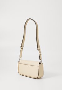Borsa in pelle beige con tracolla regolabile, forma rettangolare, superficie liscia, bordi neri a contrasto e design minimalista.