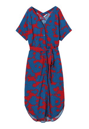 Sukienka do kolan z niebieskiej tkaniny, ozdobiona czerwonym wzorem kwiatowym. Dekolt w serek, krótkie rękawy, pasek w talii oraz zapięcie na guziki z przodu.