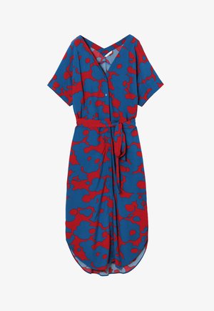 Sukienka do kolan z niebieskiej tkaniny, ozdobiona czerwonym wzorem kwiatowym. Dekolt w serek, krótkie rękawy, pasek w talii oraz zapięcie na guziki z przodu.