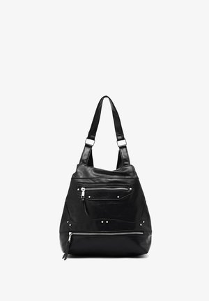 Bolso de cuero negro con un diseño relajado, dos bolsillos frontales con cremallera, acentos de hardware plateado y una sola correa ajustable.
