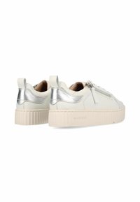 Weiße Ledersneaker mit metallic-silbernen Akzenten, strukturiertem Profil und seitlichem Reißverschluss, runder Zehenform und Zuglasche.