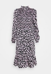 Robe noire à manches longues avec imprimé floral rose et blanc, corsage smocké, col montant et ourlet à volants.