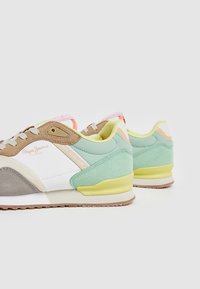 Wielokolorowe sneakersy z brązowymi, miętowymi i różowymi akcentami. Wykonane z zamszu i siateczki, z białą podeszwą środkową i jasnozieloną podeszwą zewnętrzną.